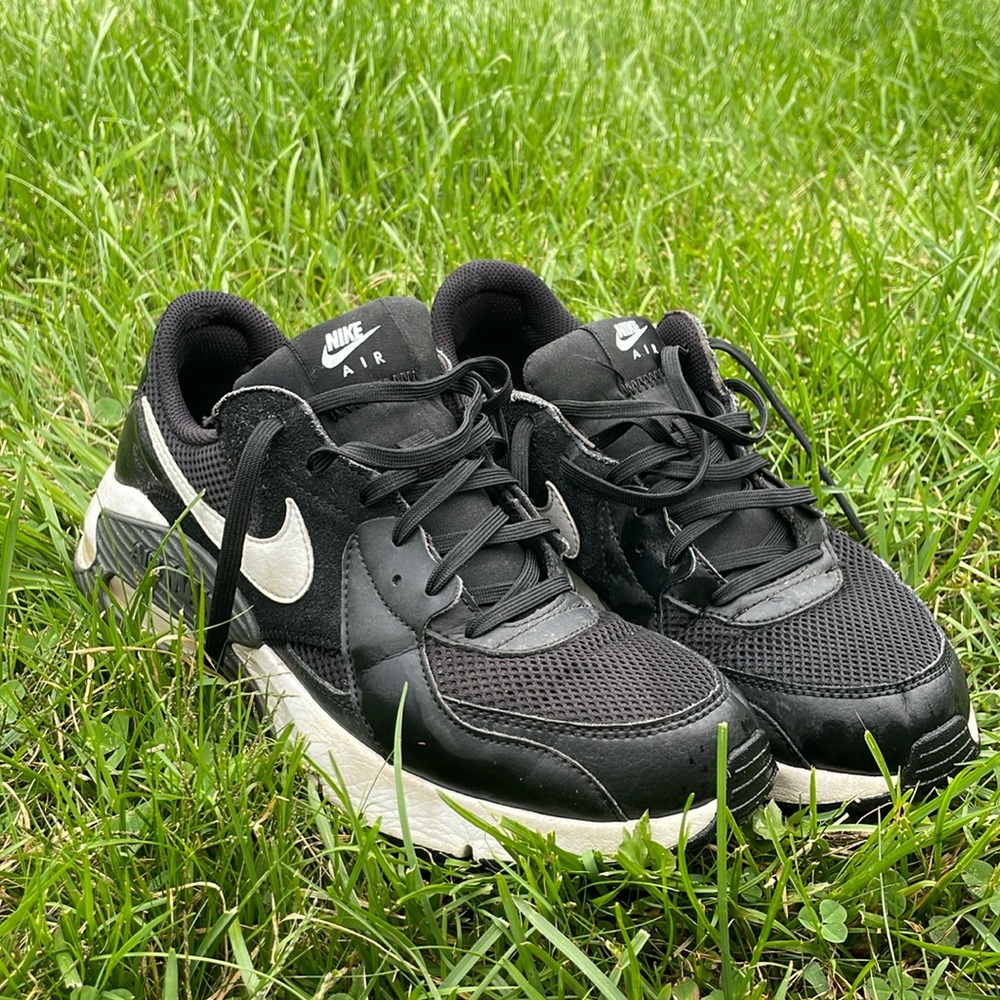 Black Nike AirMax sneakers size 10 Women’s 8.5 Men’s great condition